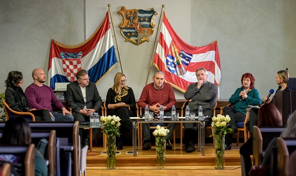 Slika /PU_V/vijesti/2022/„Međunarodni dan borbe protiv nasilja nad ženama“ 2022/Okrugli_stol_nasilje (25).jpg